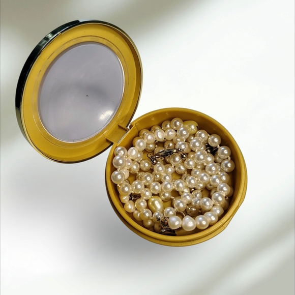 Elegant Pearl Necklace with Yellow Jewelry Box - Picture 5 of 12